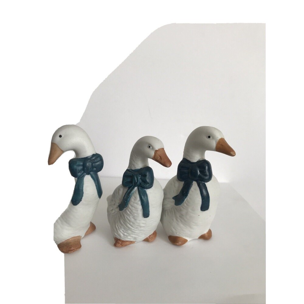 Vintage Ceramic Pottery Set Of Three Geese/Ducks Blue Ribbon. Taiwan made